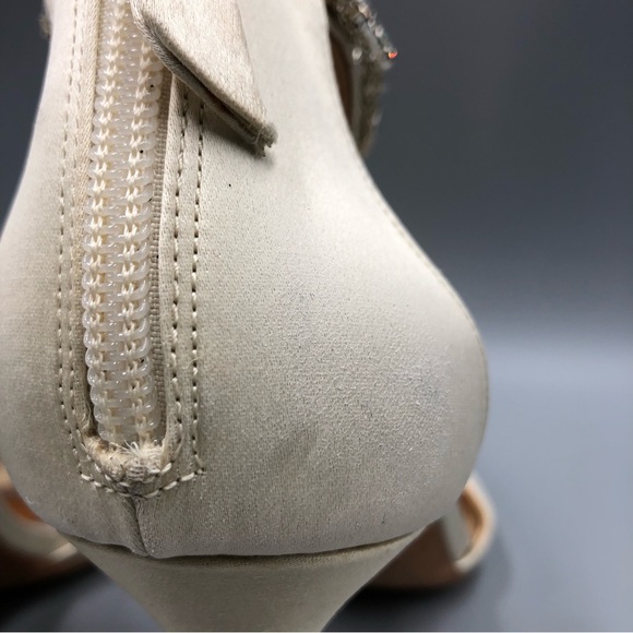 Badgley Mischka Satin Open Toe Jeweled Ankle Cuff Heels Size 9 - Picture 5 of 10